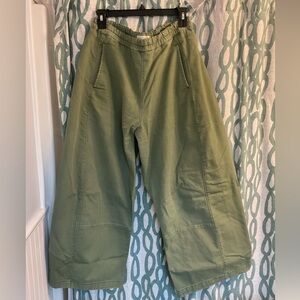 Anthropologie Pilcro Izzie barrel leg cropped pants in army green, size M Medium
